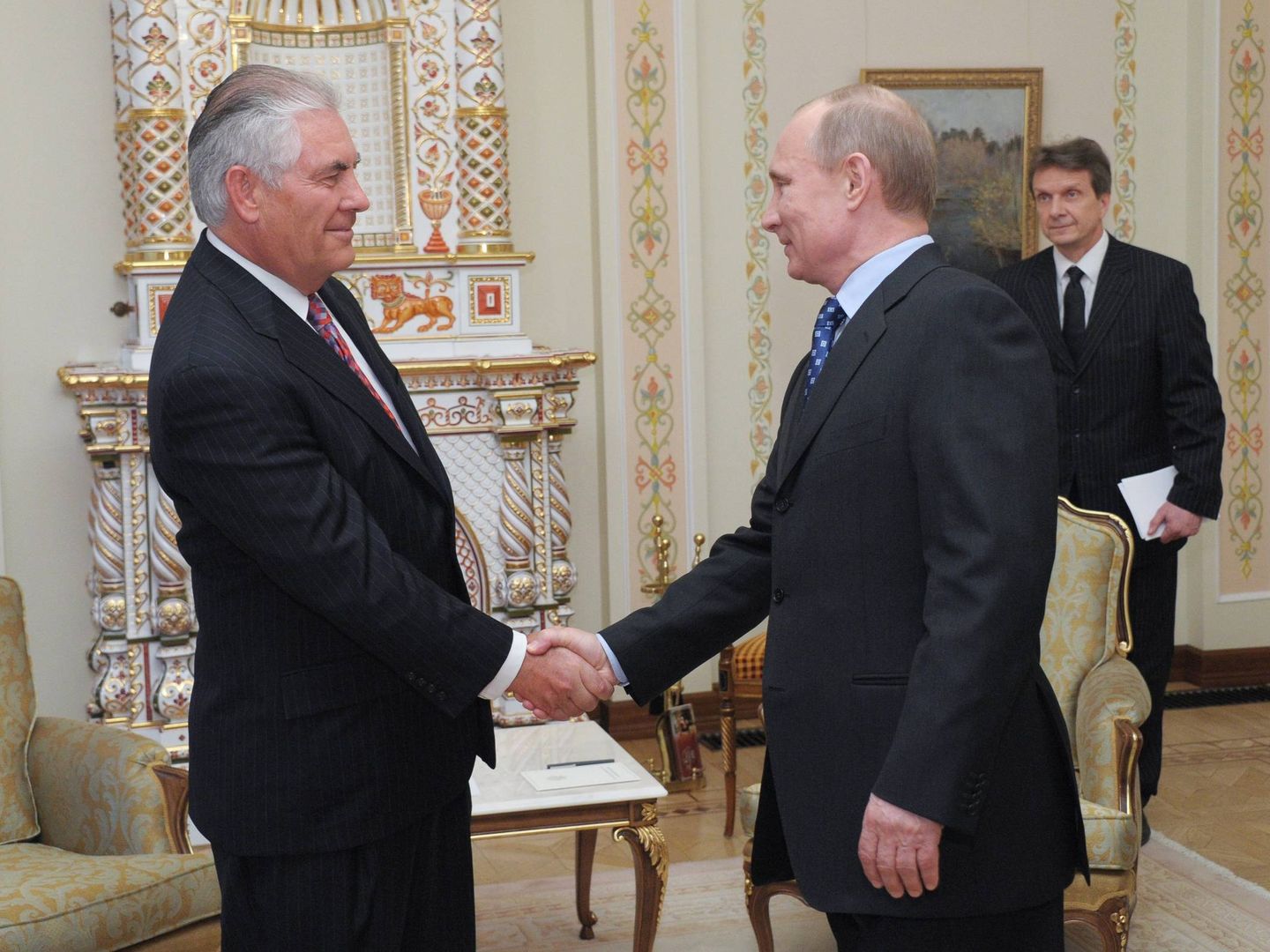 El entonces presidente de ExxonMobil y ex secretario de Estado de EEUU, Rex Tillerson (i), saluda al presidente ruso, Vladímir Putin (d), en 2012. (Alexey Nikolsky/EFE) 