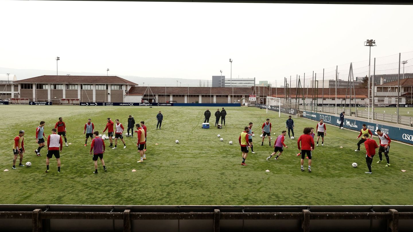 Un entrenamiento en Tajonar, la ciudad deportiva del Osasuna. (EFE/Jesús Diges)