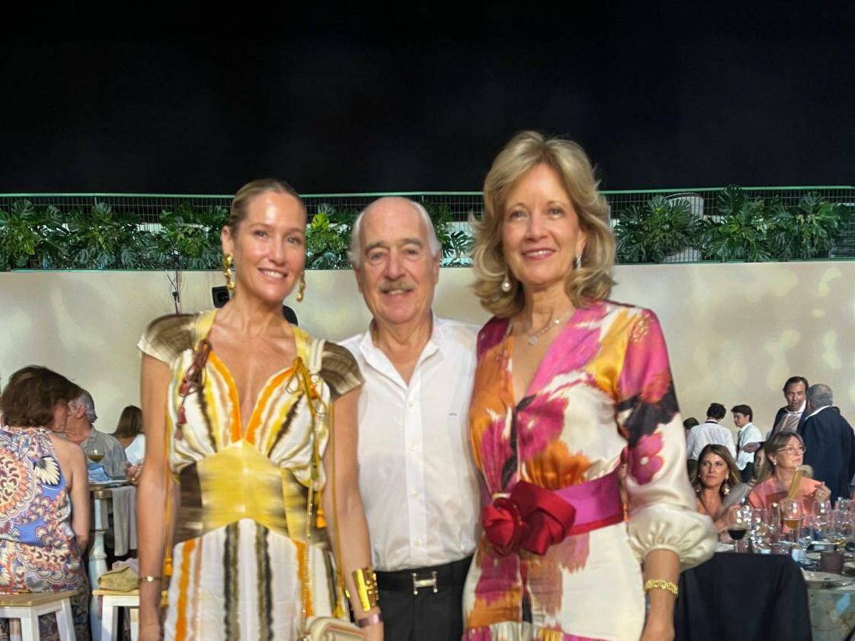 Foto: Fiona Ferrer, con el expresidente de Colombia, Andrés Pastrana, y su mujer, Nora. (Vanitatis)