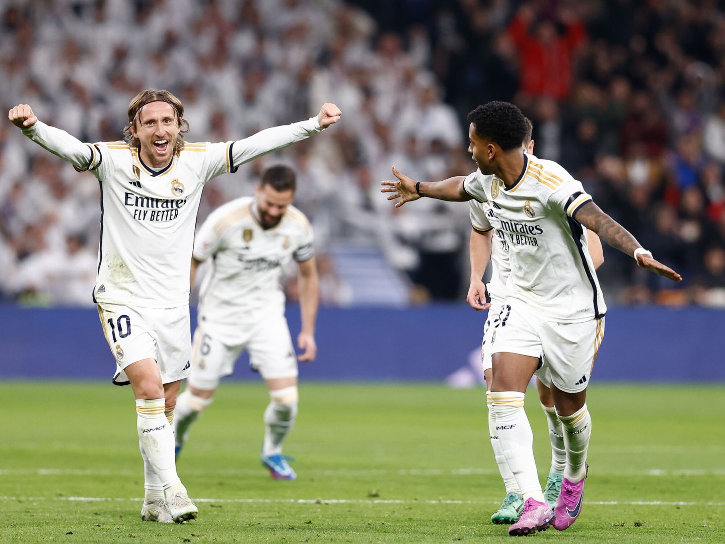 Modric y Rodrygo celebran un gol en el partido contra el Villarreal. (AFP7) 