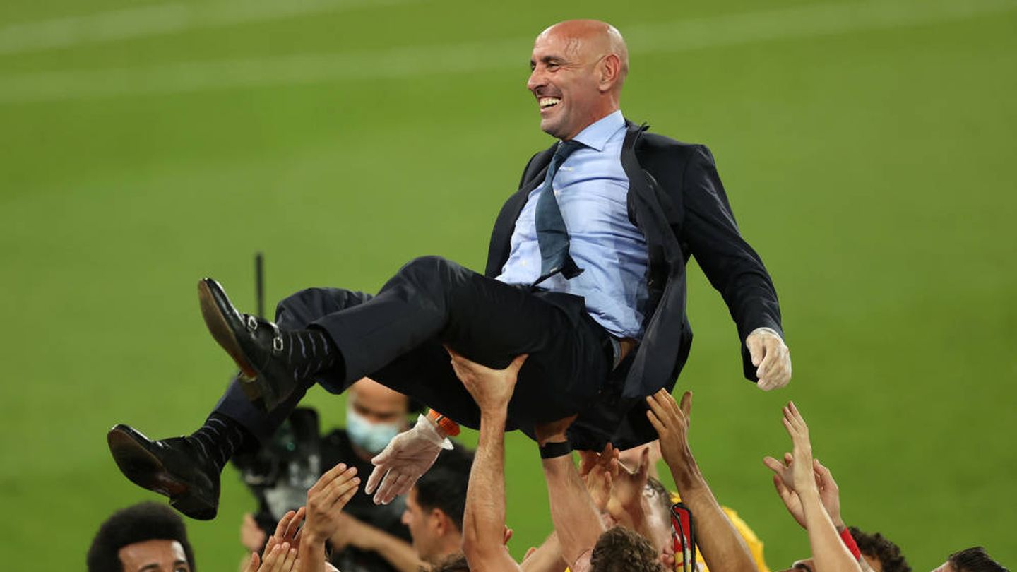Monchi, jaleado por la plantilla tras el título de Europa League frente al Inter de Milan. (Reuters)