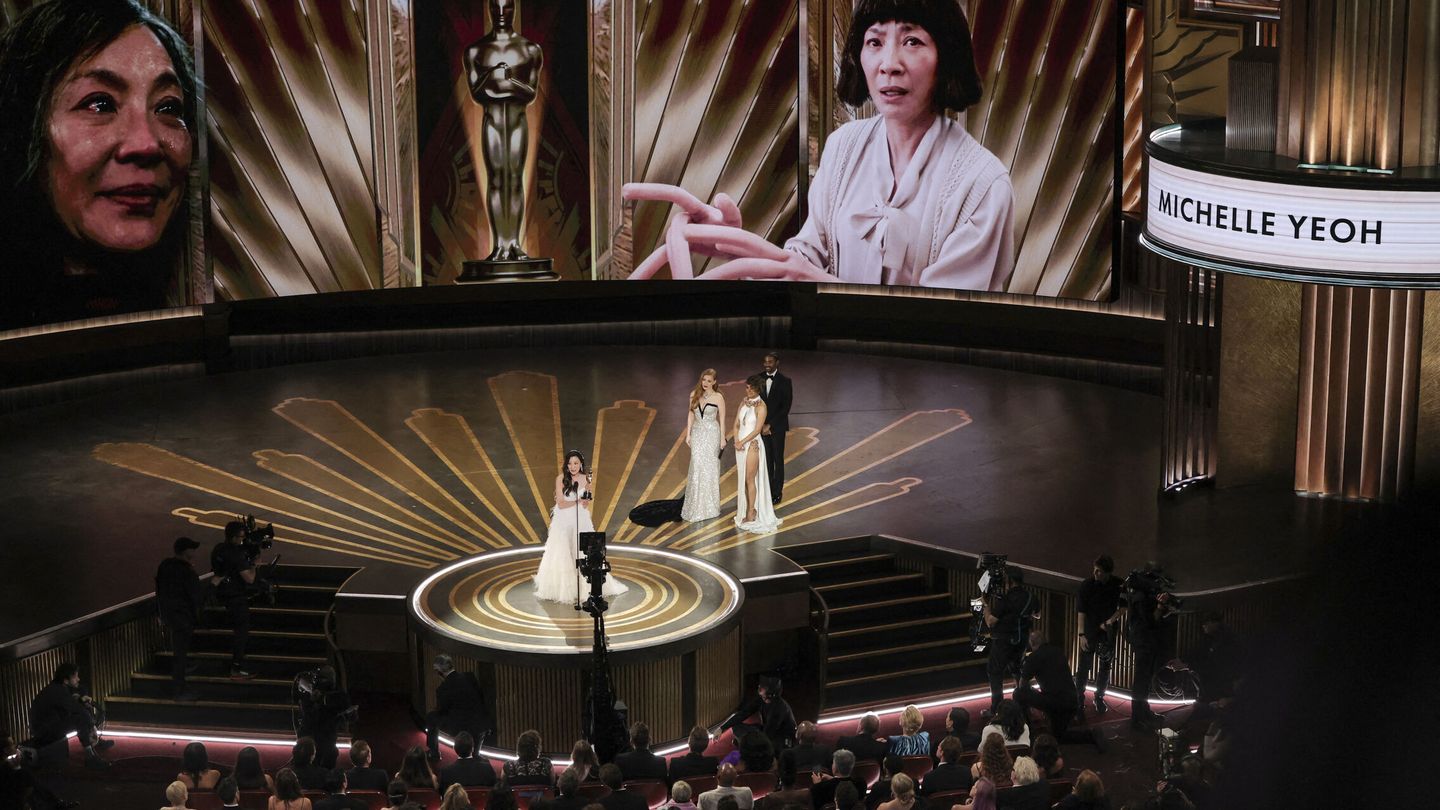 Michelle Yeoh recogiendo su premio Oscar.  (Reuters)