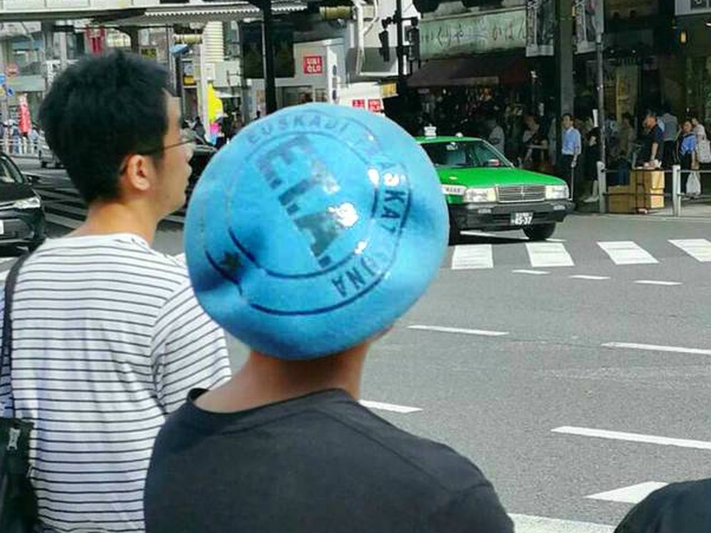 Una persona se pasea por una ciudad japonesa con una chapela de ETA. 