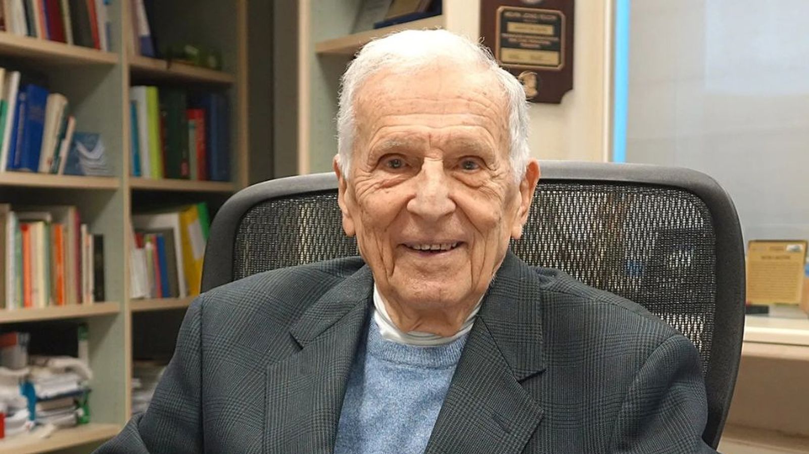 Silvio Garattini, oncólogo de 97 años: "Si viviéramos de forma más saludable, iríamos menos al médico y tomaríamos menos fármacos"