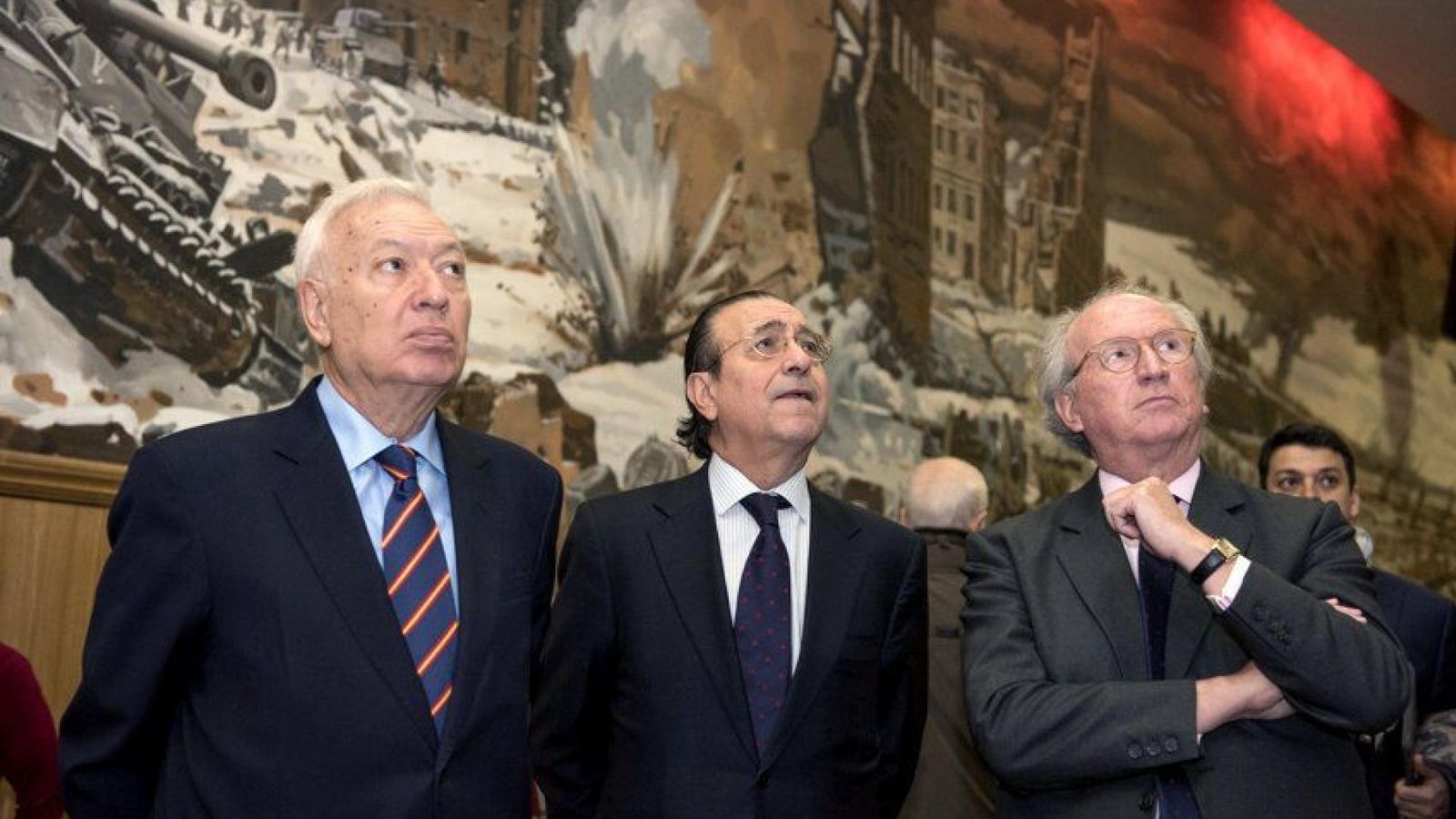 Foto: El ministro García-Margallo, acompañado por el embajador español en Rusia, José Ignacio Carbajal (derecha). (EFE)