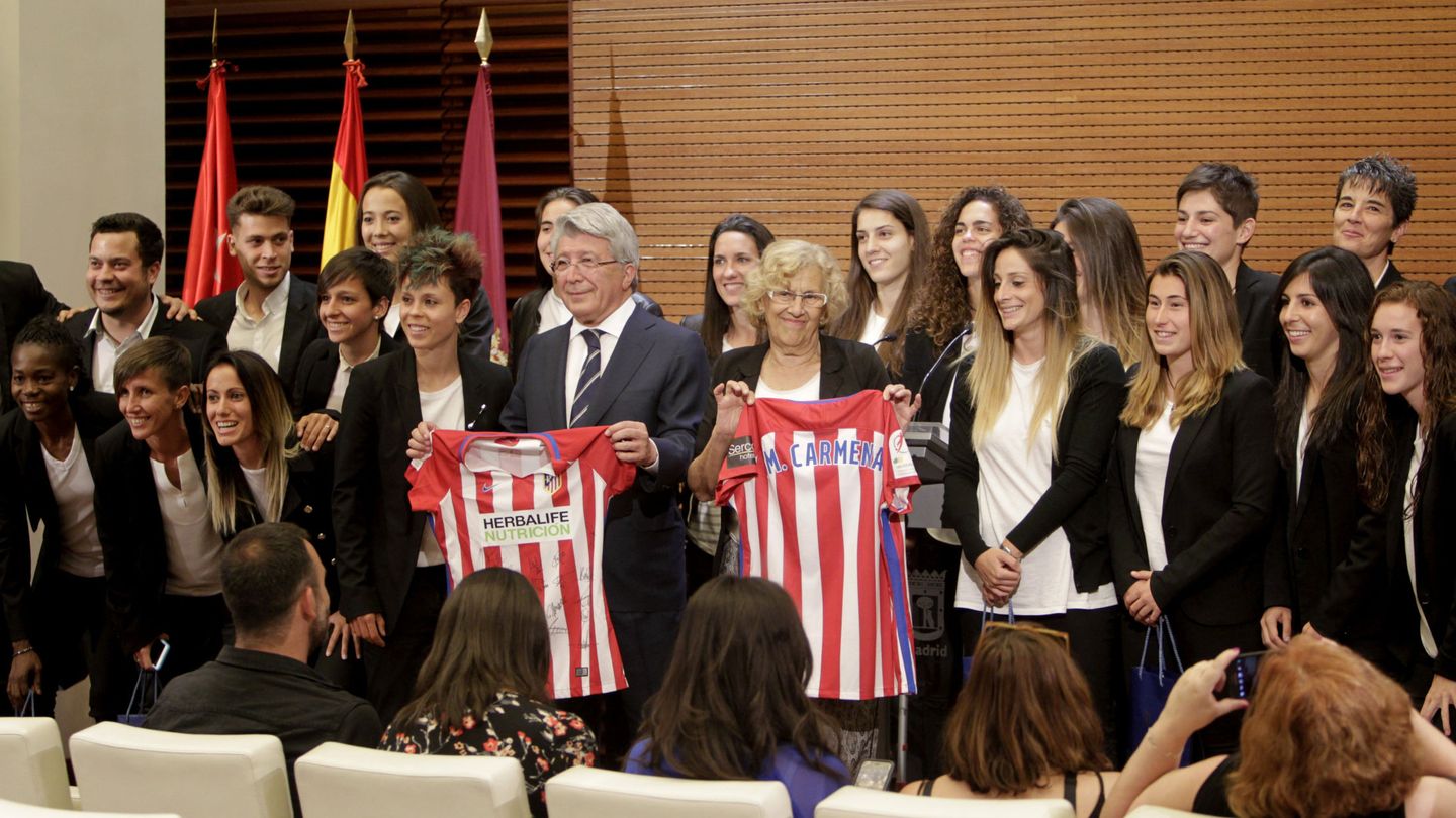 La alcaldesa de Madrid, Manuela Carmena (c), Enrique Cerezo y las jugadoras del Atlético femenino. (EFE)