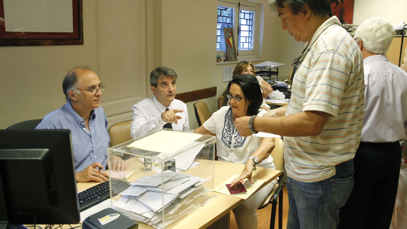 Foto: Un español deposita su voto en el Consulado de España en Montevideo, en Uruguay. (Efe)