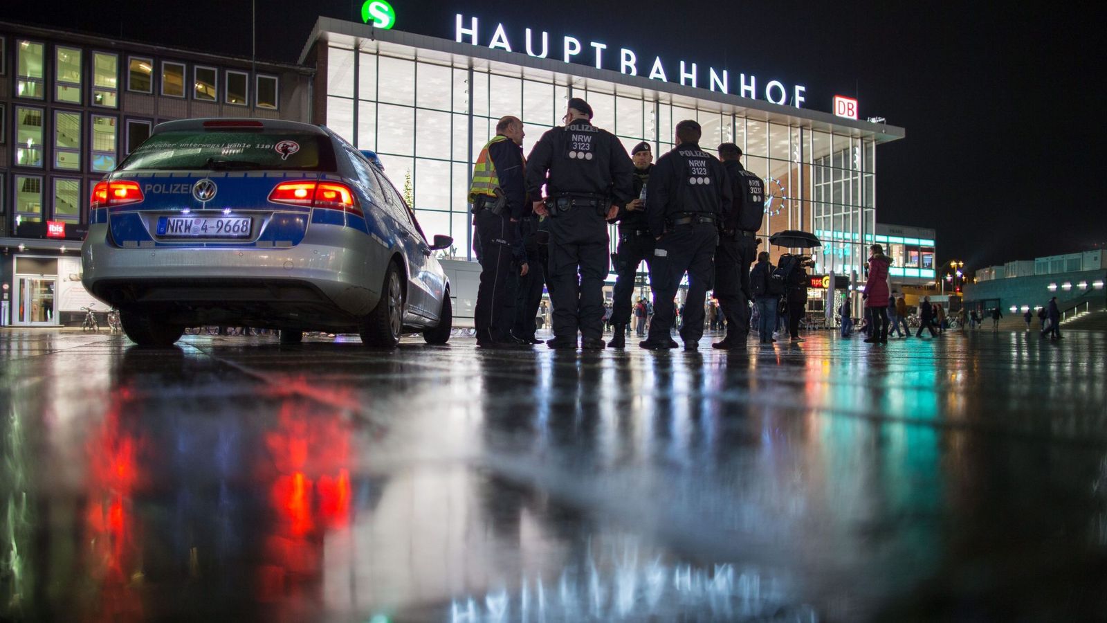 Foto: Oficiales de policías patrullan en la estación principal de Colonia. (EFE)