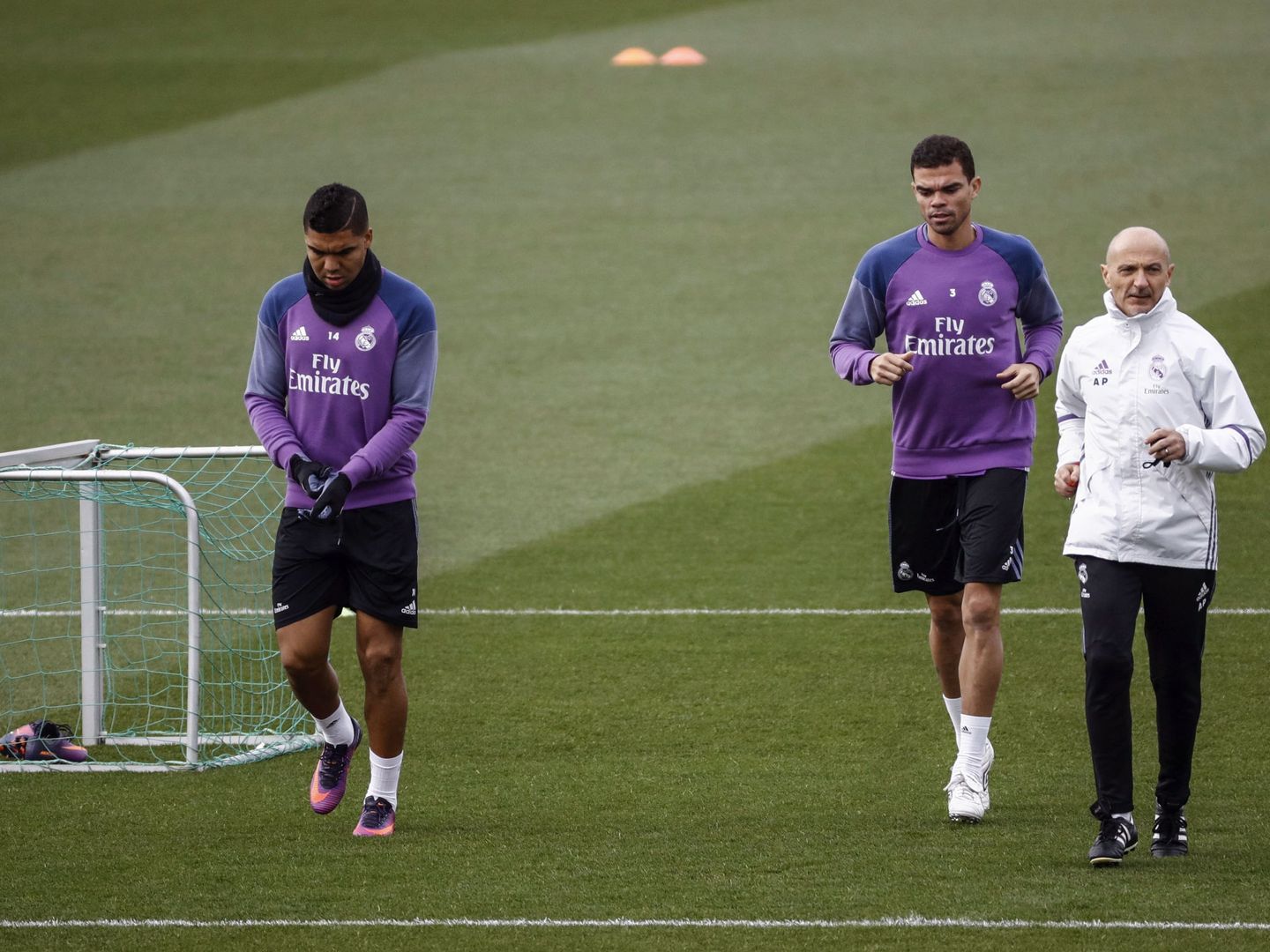 Casemiro y Pepe junto a Pintus en el primer año de éste en el Madrid. (EFE)