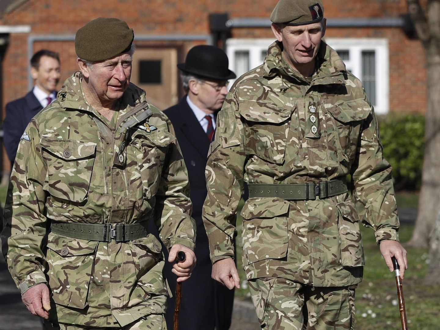 El príncipe Carlos en una imagen reciente, con las manos hinchadas. (Getty)
