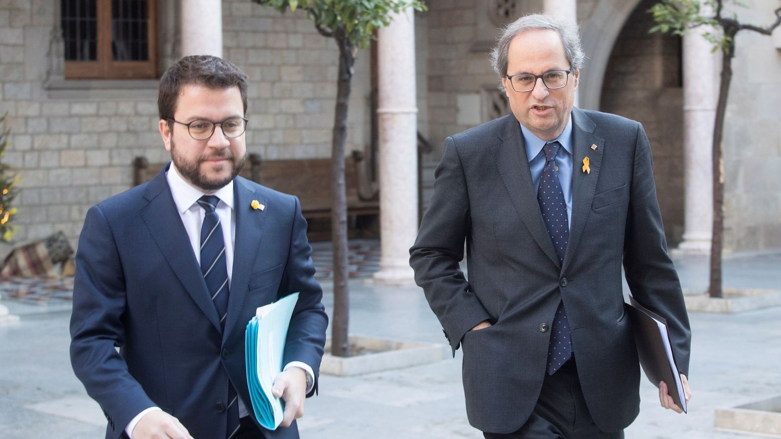 Foto: El 'president' de la Generalitat, Quim Torra, y su número dos, Pere Aragonès, de ERC, este 20 de diciembre antes de la reunión semanal del Govern. (EFE)