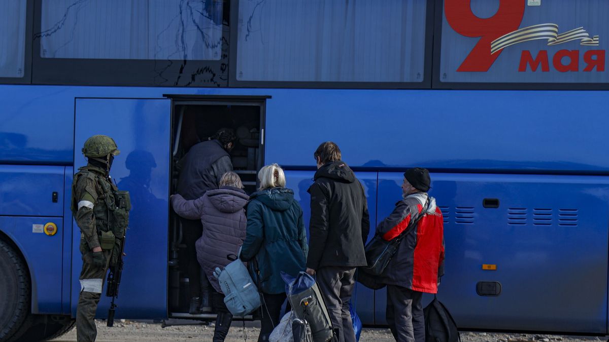 Ucrania confirma la evacuación de todas las mujeres, niños y ancianos de Azovstal