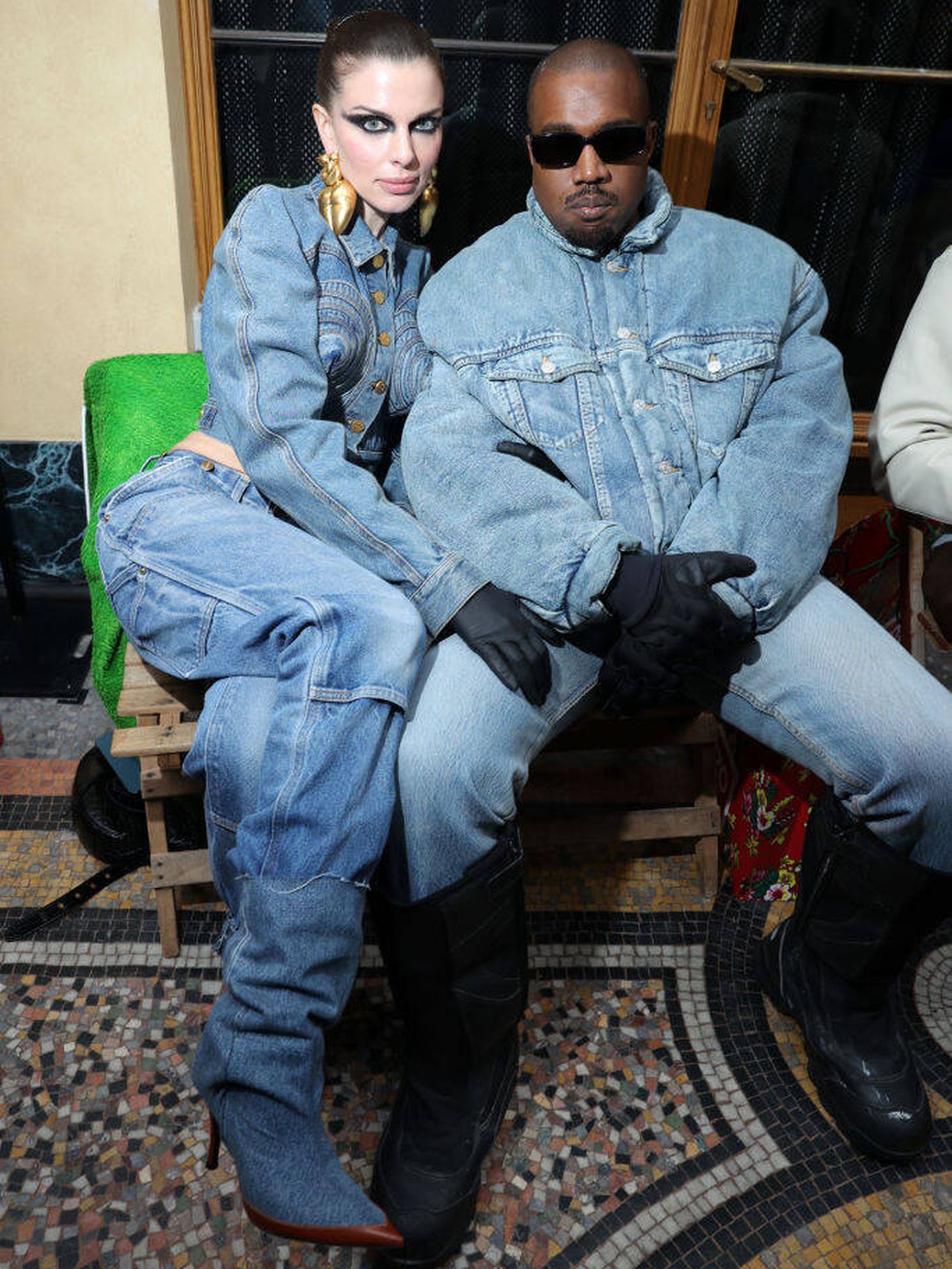 Julia Fox y Kanye West, ambos con un conjunto tejano. (Getty)