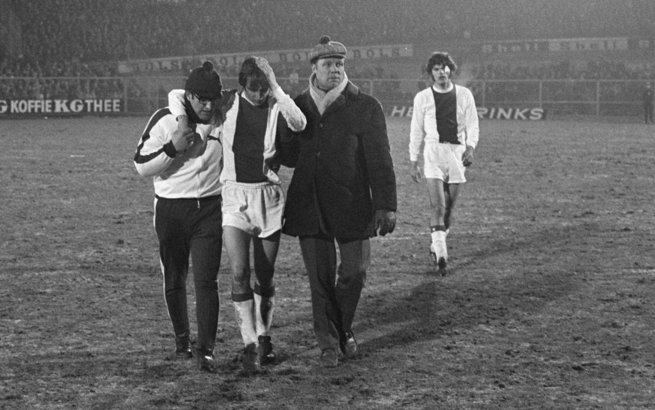 Salo Muller (i) auxilia a Johan Cruyff en un partido del Ajax en la temporada 1969-1970. (Bert Verhoeff - Anefo/Nationaal Archief)