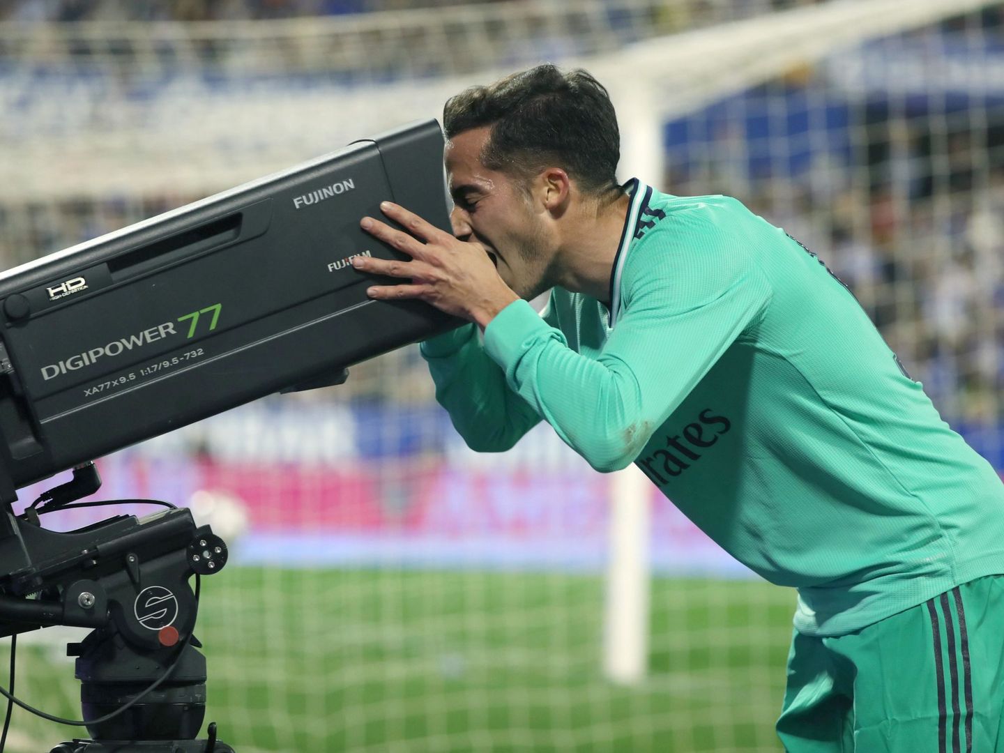 Lucas Vázquez se 'come' la cámara de televisión tras marcar el gol. (EFE)