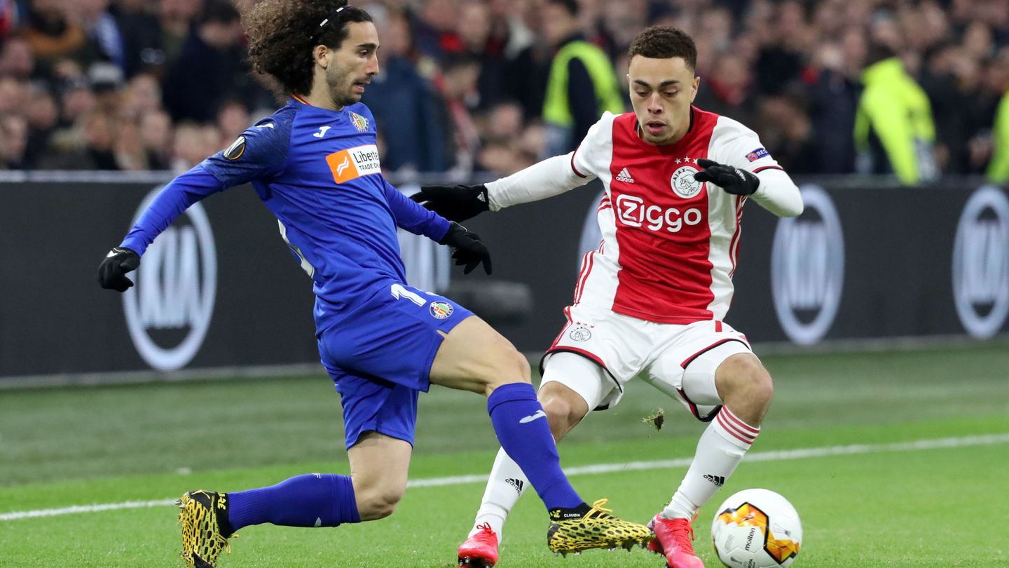 Dest contra Cucurella, en el partido de Europa League Getafe-Ajax. (Reuters)