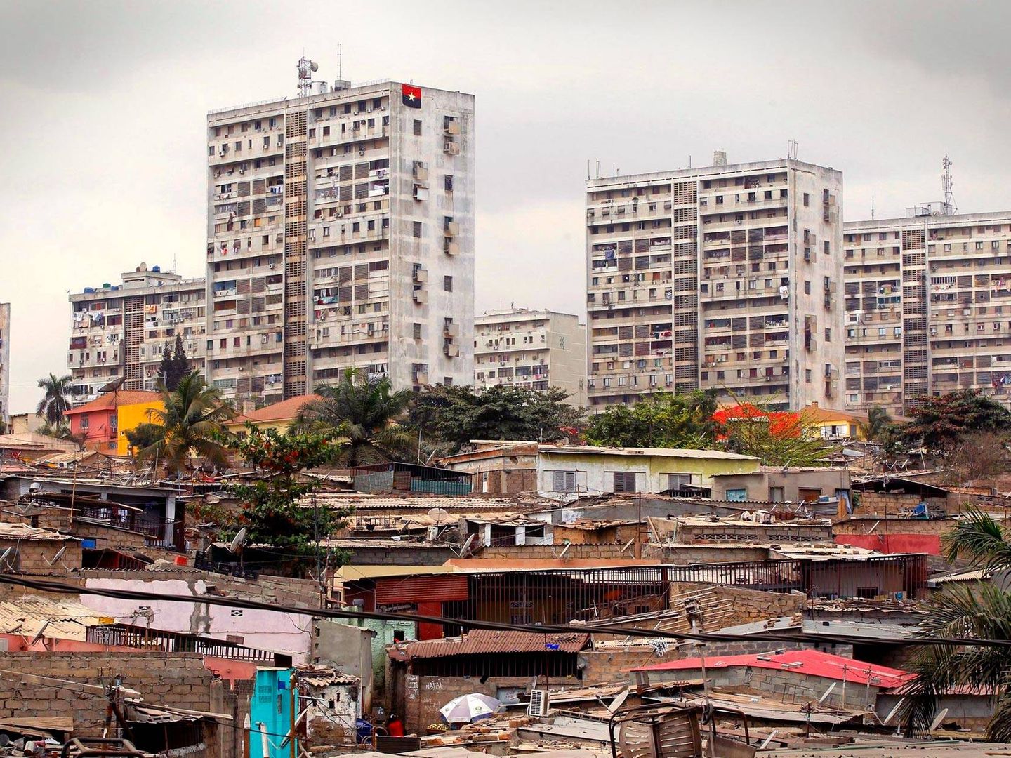 Vista de un barrio céntrico de Luanda. (Reuters)