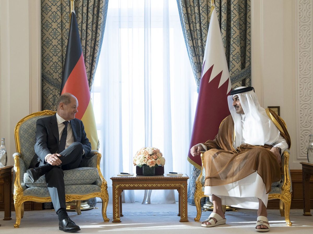 Foto: El canciller alemán, Olaf Scholz, en una reunión con el emir Tamim bin Hamad Al-Thani en Doha. (EFE/EPA)