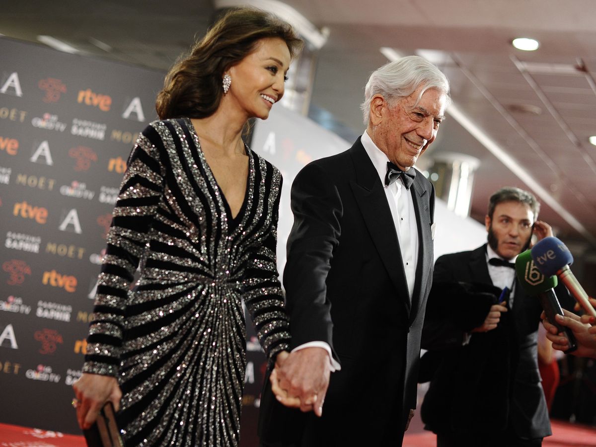 Foto: Mario Vargas Llosa e Isabel Presyler, en la alfombra roja de los Goya. (Gtres)