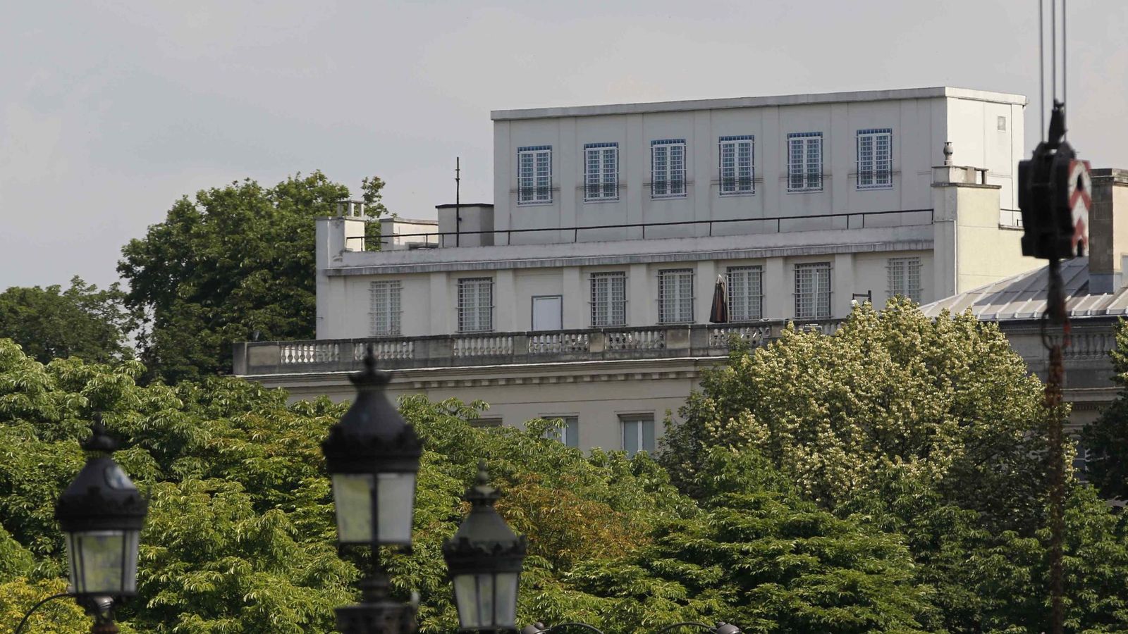 Foto: Los últimos pisos de la embajada de EEUU en París (Reuters).
