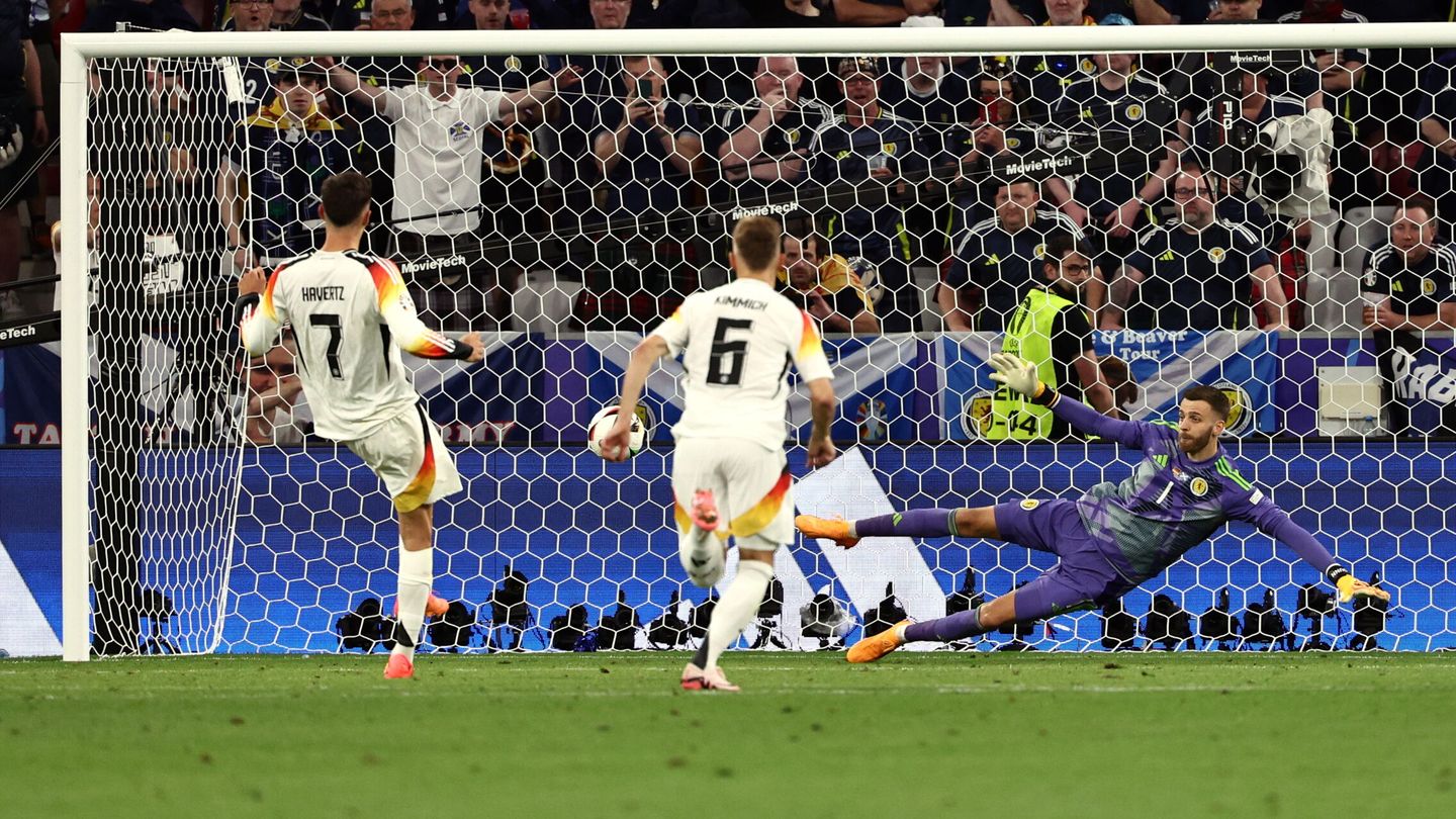 Munich (Germany), 14 06 2024.- Kai Havertz (L) of Germany scores the 3-0 by penalty during the UEFA EURO 2024 group A match between Germany and Scotland in Munich, Germany, 14 June 2024. (Alemania) EFE EPA ANNA SZILAGYI 