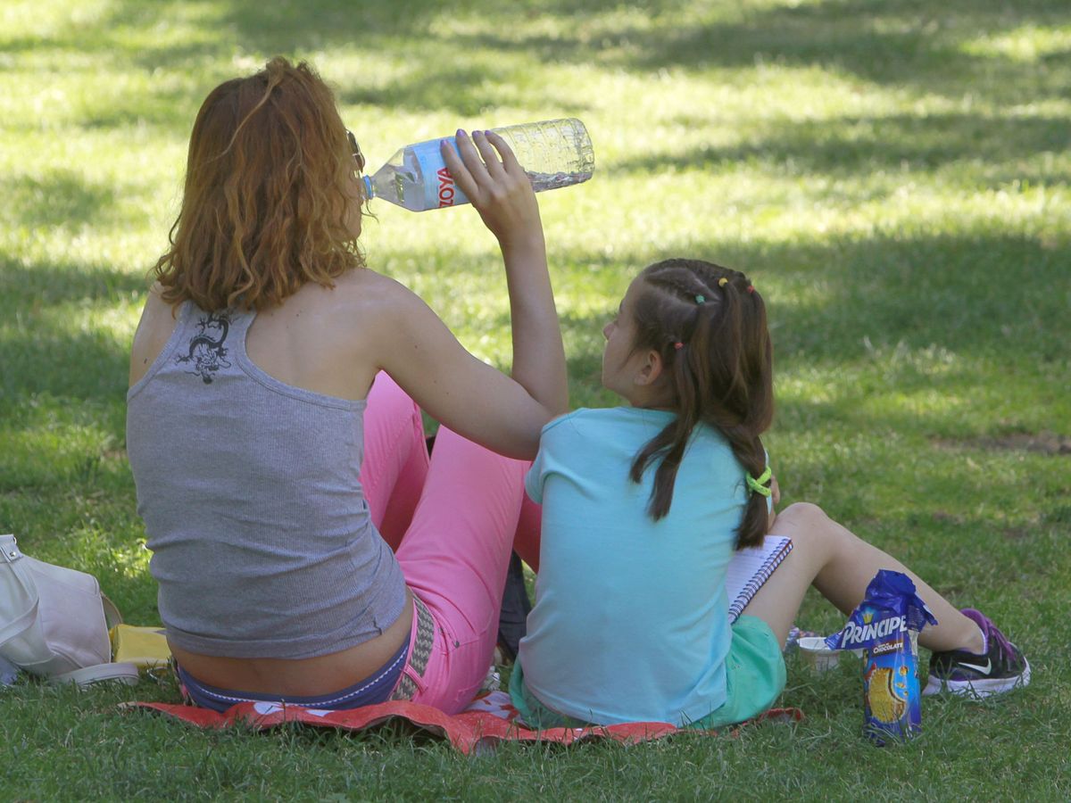 Foto: Una madre y su hija en el parque del Retiro de Madrid. (EFE/Manuel Carretero)