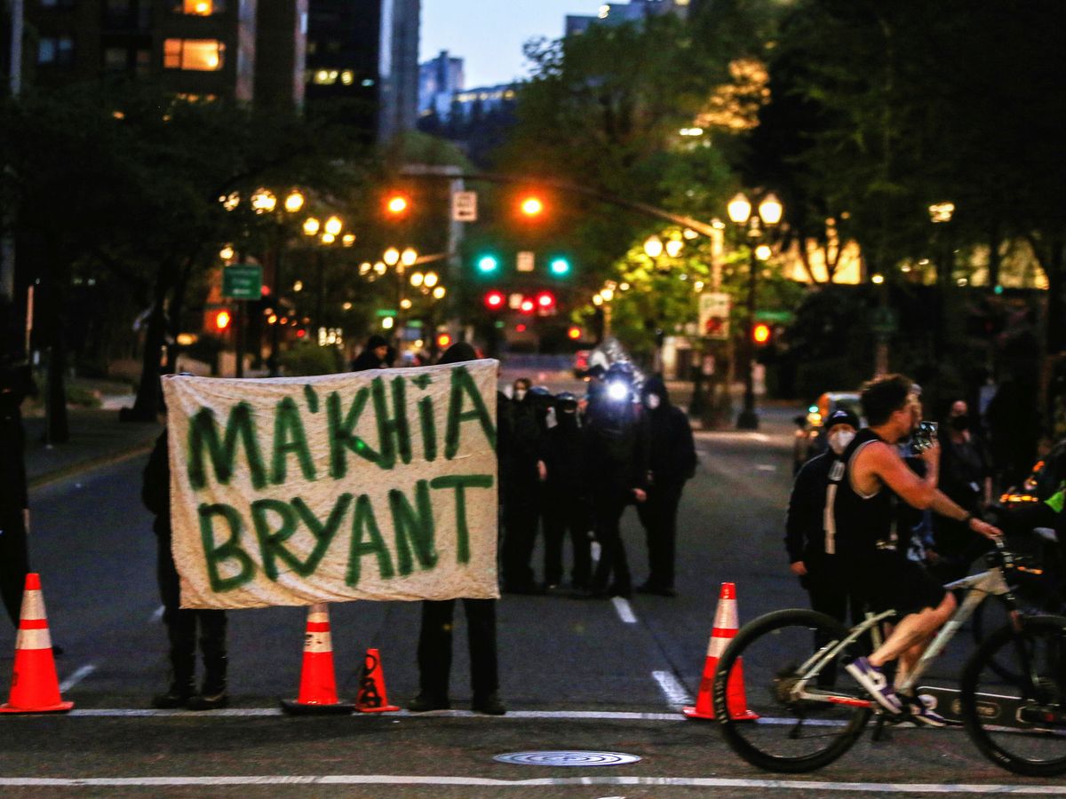 Foto: Manifestantes sujetan una pancarta en honor de Ma'Khia Bryant. (Reuters) 