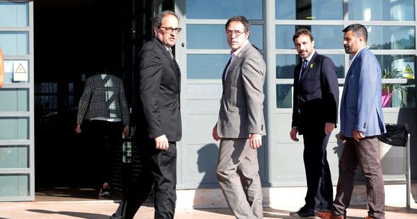 Foto: El presidente de la Generalitat, Quim Torra (i), y el director general de Prisiones de Cataluña, Amand Calderó (d), durante su visita este miércoles a Raül Romeva, Jordi Sànchez y Jordi Cuixart en la cárcel. (EFE)
