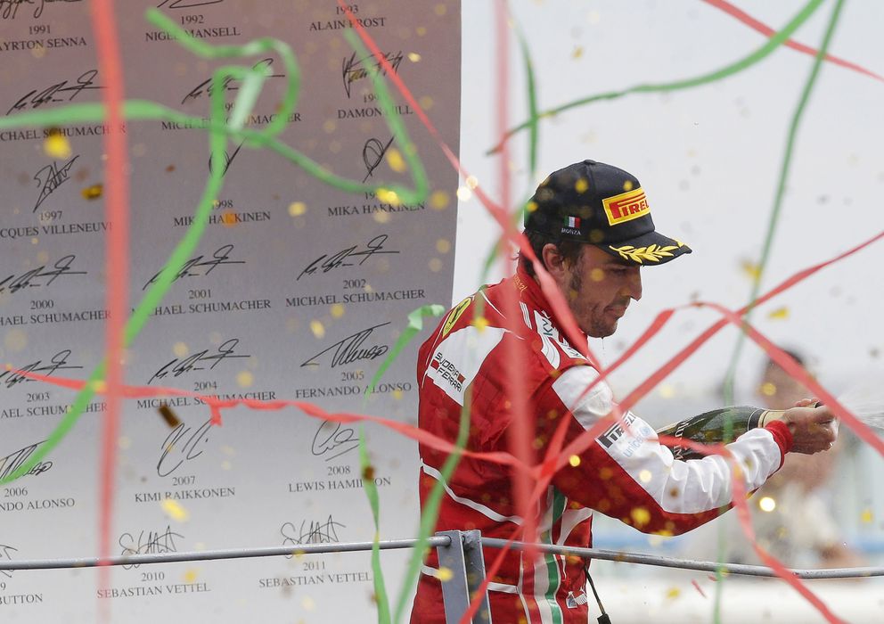 Foto: Fernando Alonso rociando de champán a los 'tifossi' que acudieron a ver el podio.