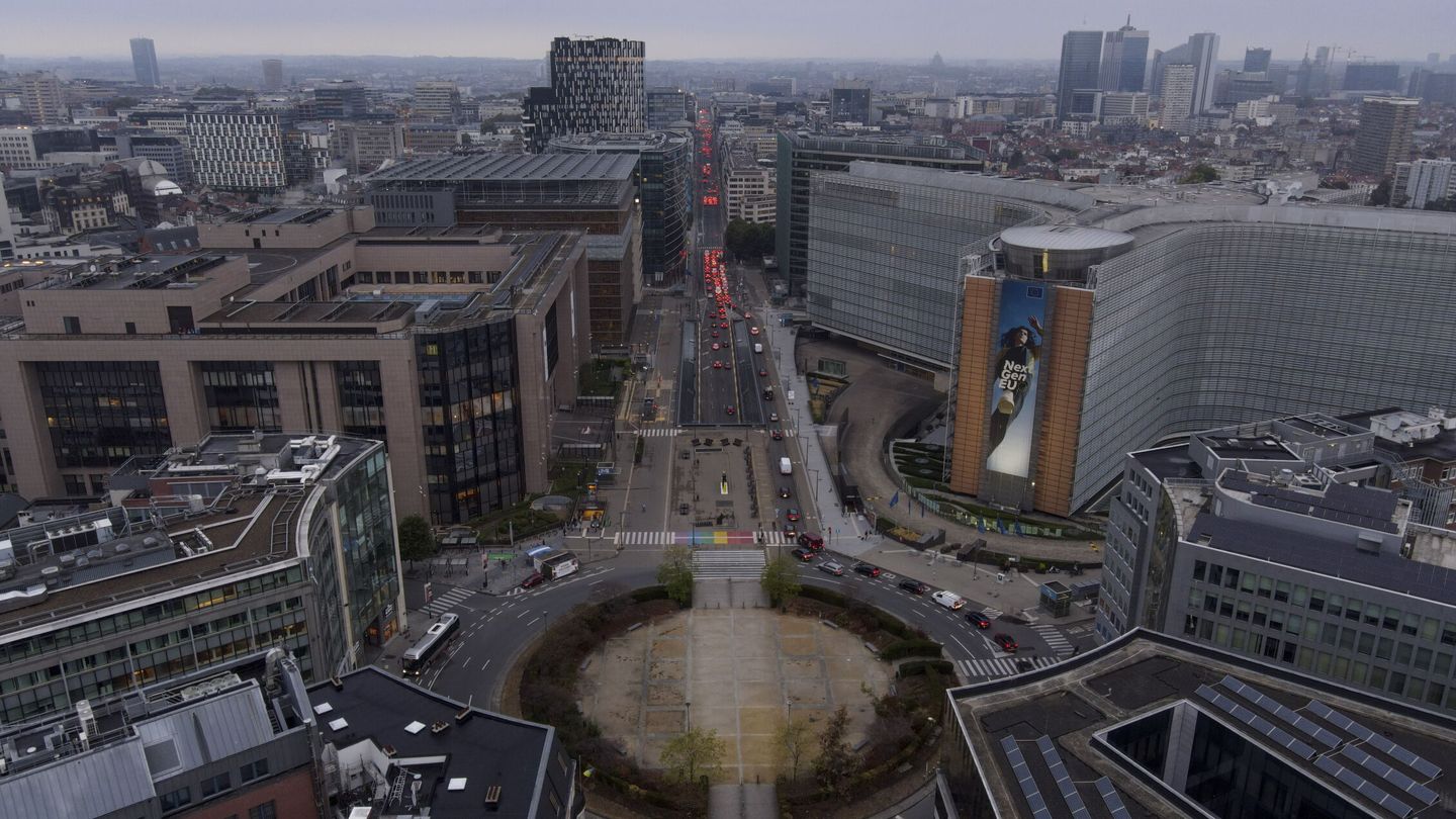 Vista aérea del corazón del barrio europeo de Bruselas, con la Comisión a la derecha y el Consejo a la izquierda. (EFE)