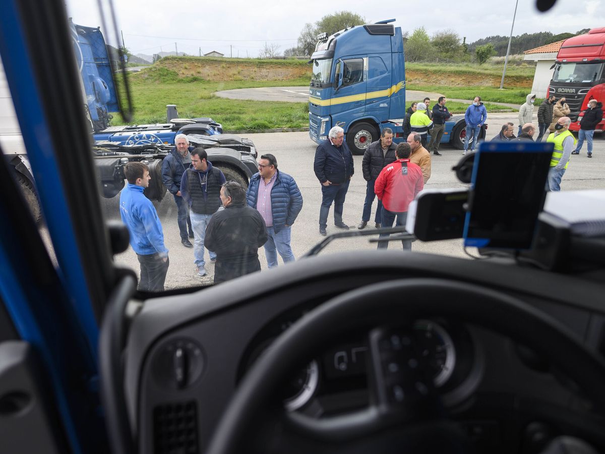 Foto: Varios camioneros secundan la huelga del transporte. (EFE/Pedro Puente Hoyos)