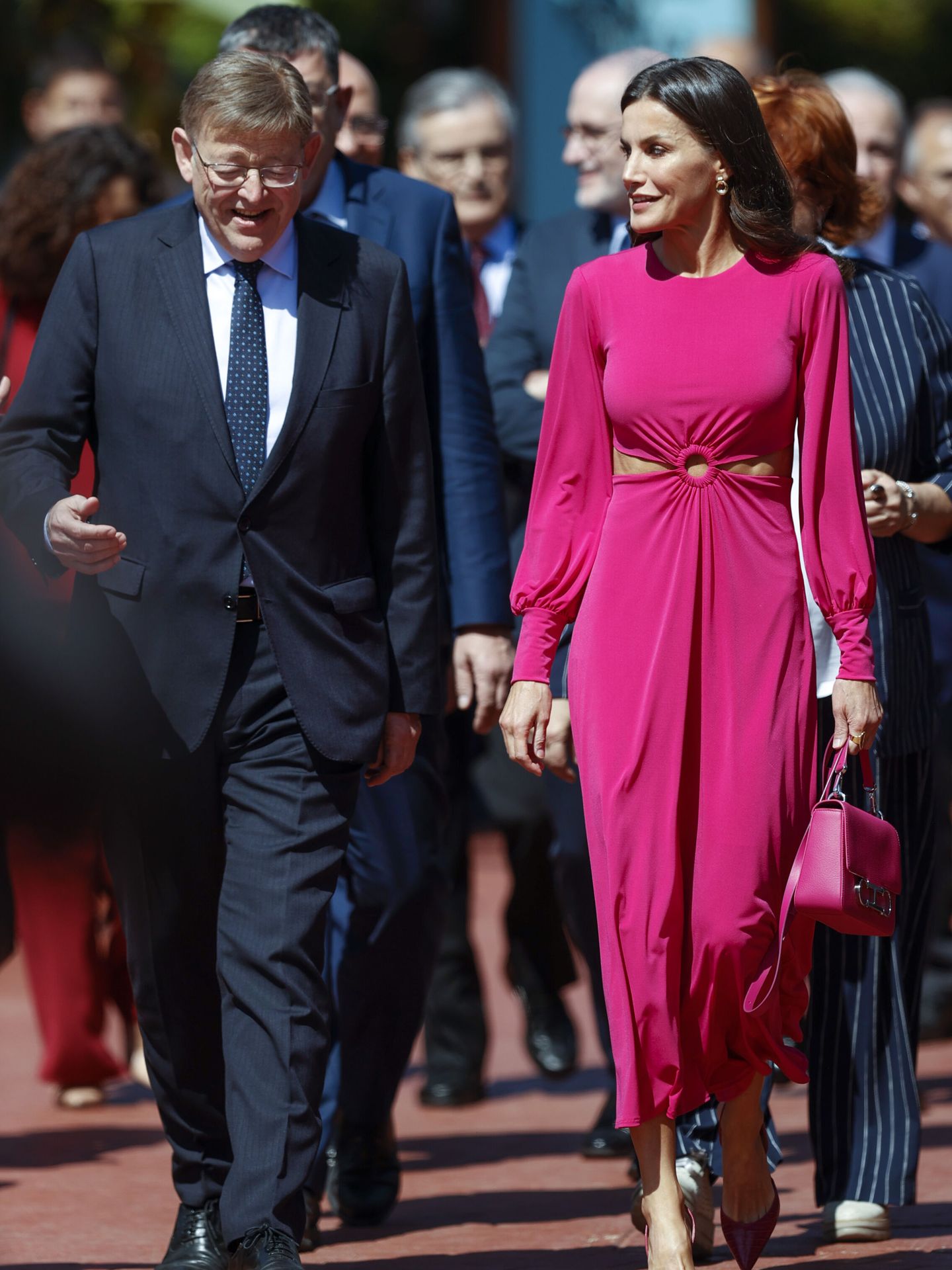 La reina Letizia, en la imagen junto a Ximo Puig, presumiendo de abdominales. (EFE/Kai Försterling)