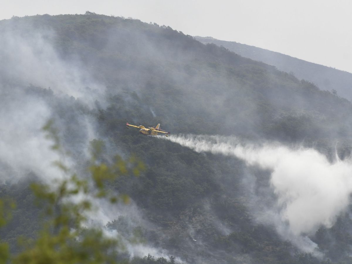 Foto: Medios aéreos trabajan en la extinción del incendio de Boca de Huérgano (León): (EFE/ J.Casares)