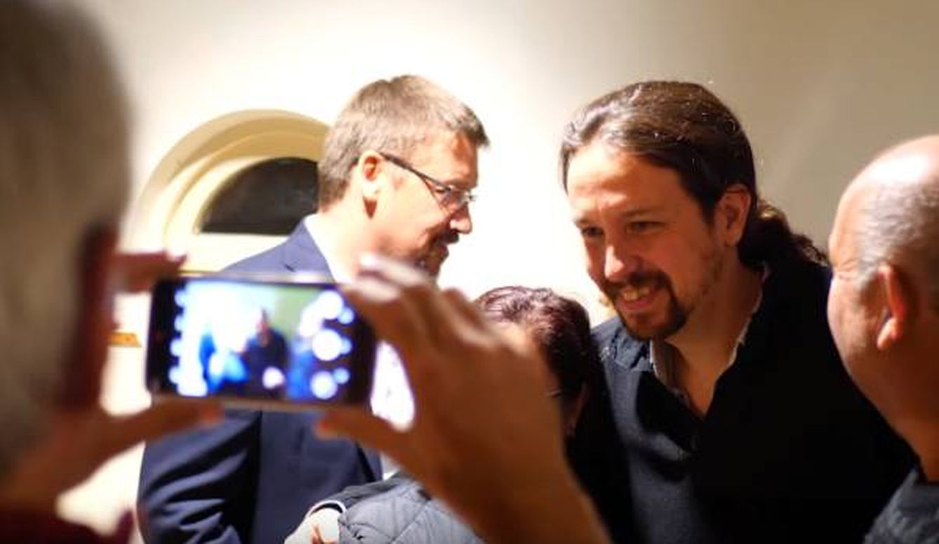 Pablo Iglesias se toma una foto con una seguidora en Bonavista, Tarragona. (Foto: E. Torrico)