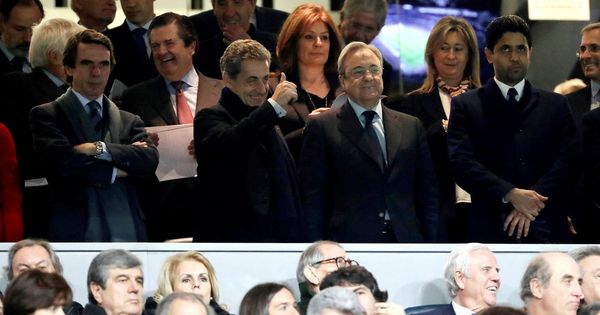 Foto: Aznar, Sarkozy y Florentino Pérez, en el palco del Santiago Bernabéu en febrero de 2018. (EFE)