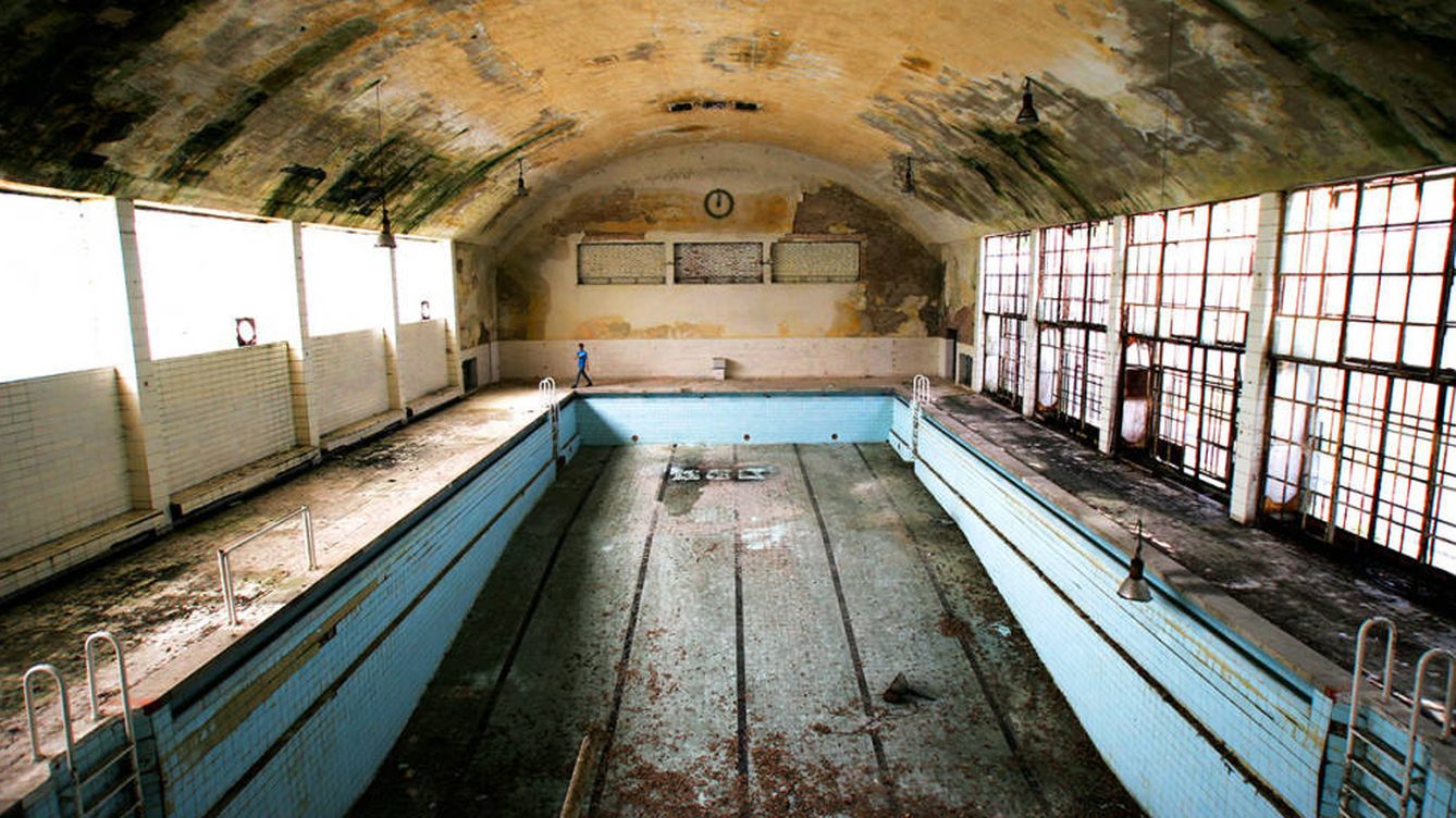 Разрушенный бассейн. Заброшенный бассейн. Старый заброшенный бассейн. Страшный бассейн заброшенный. Пустой бассейн.