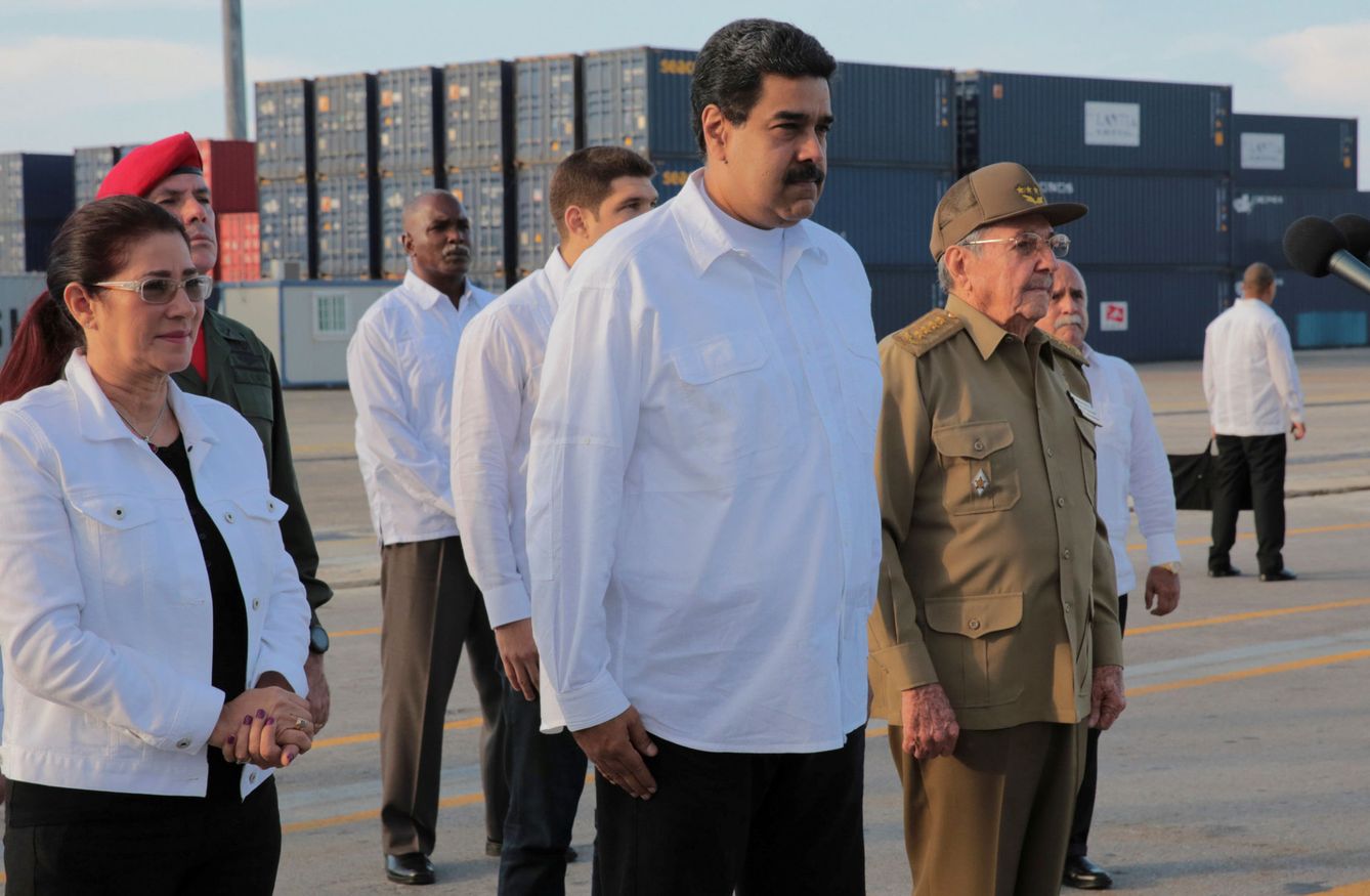 Nicolás Maduro junto a Raúl Castro, durante una ceremonia por la llegada al puerto cubano de Mariel de ayuda humanitaria venezolana tras el huracán Irma, el 22 de septiembre de 2017. (Reuters)