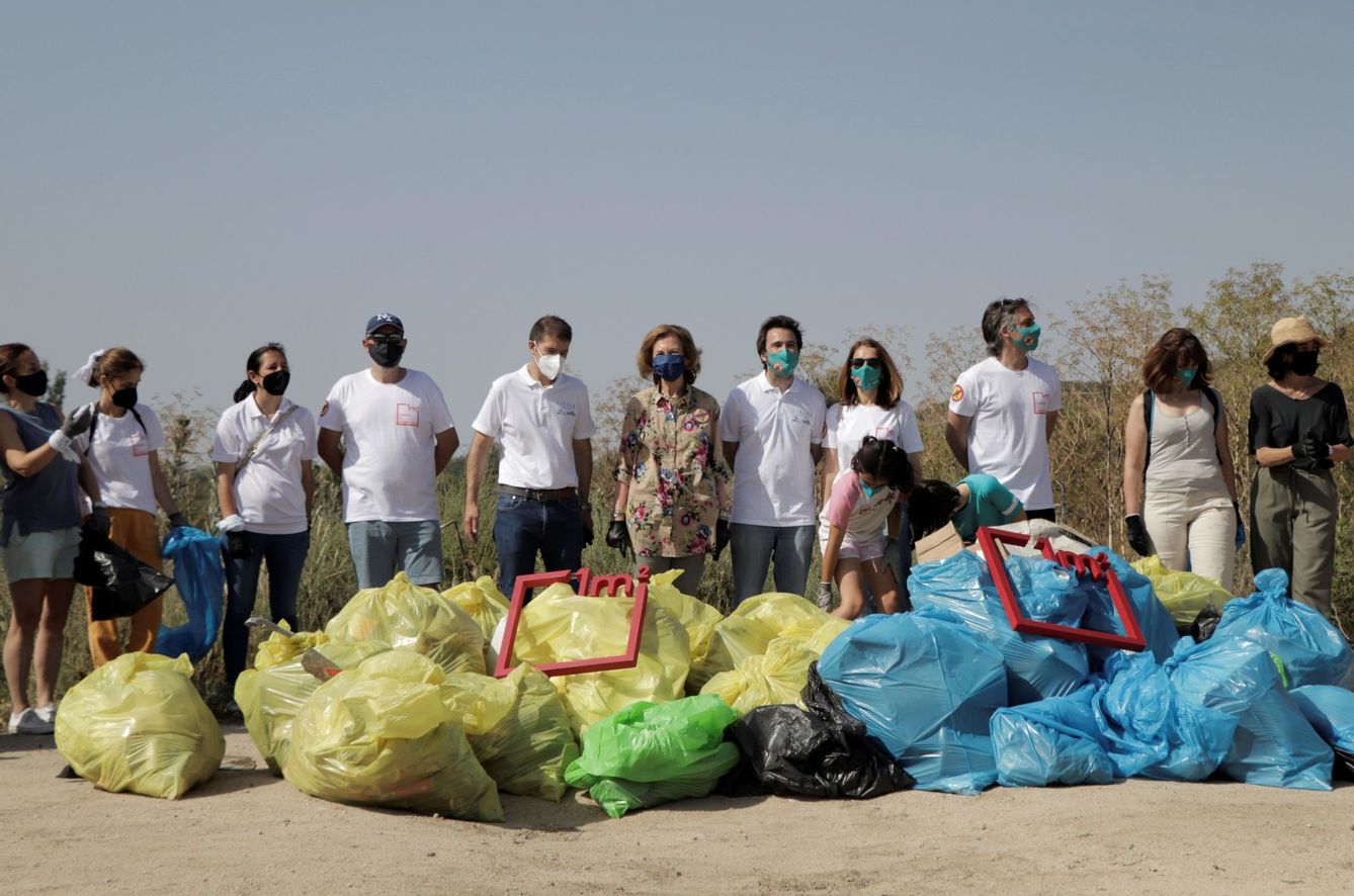 La reina Sofía participa en junio en una recogida de basura en el campo organizada por el proyecto Libera, de SEO BirdLife. (EFE Pablo Rojo Escalona)