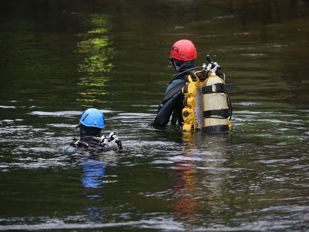 Foto: Los equipos de búsqueda, durante los trabajos en el río. (EFE/Sxenick)