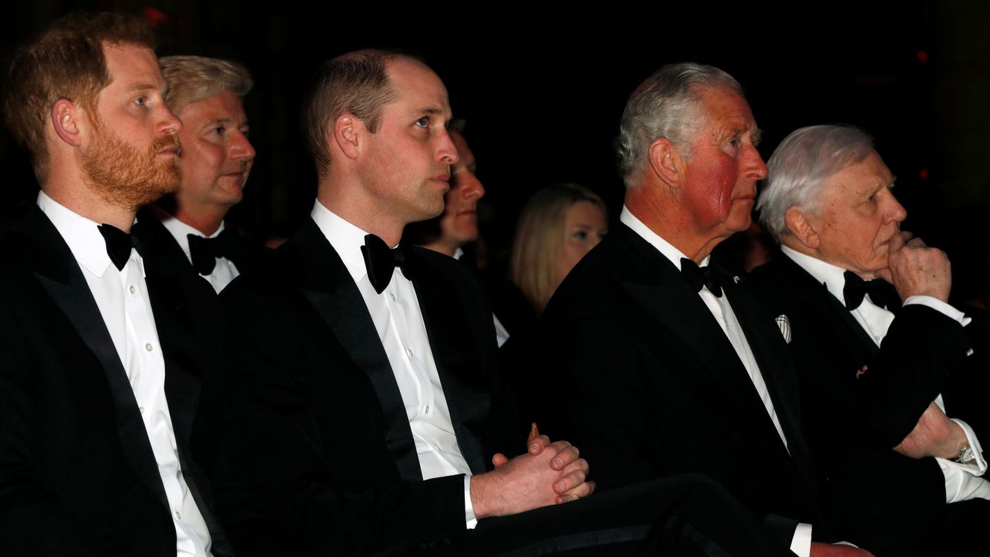 El príncipe Harry, junto a su hermano y su padre. (Reuters)