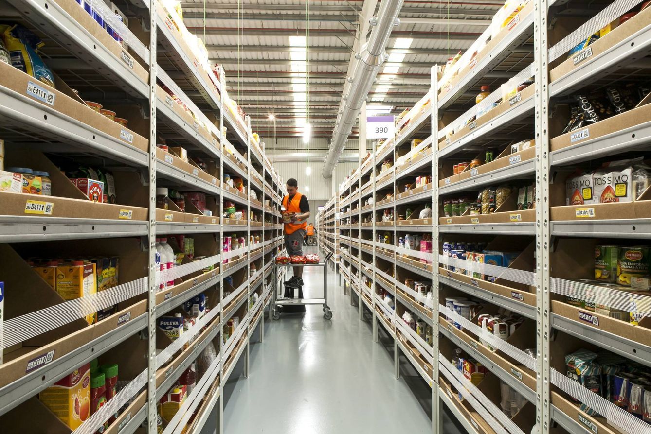 Interior de un centro de distribución de Amazon en Cataluña para competir con supermercados. (Cedida)