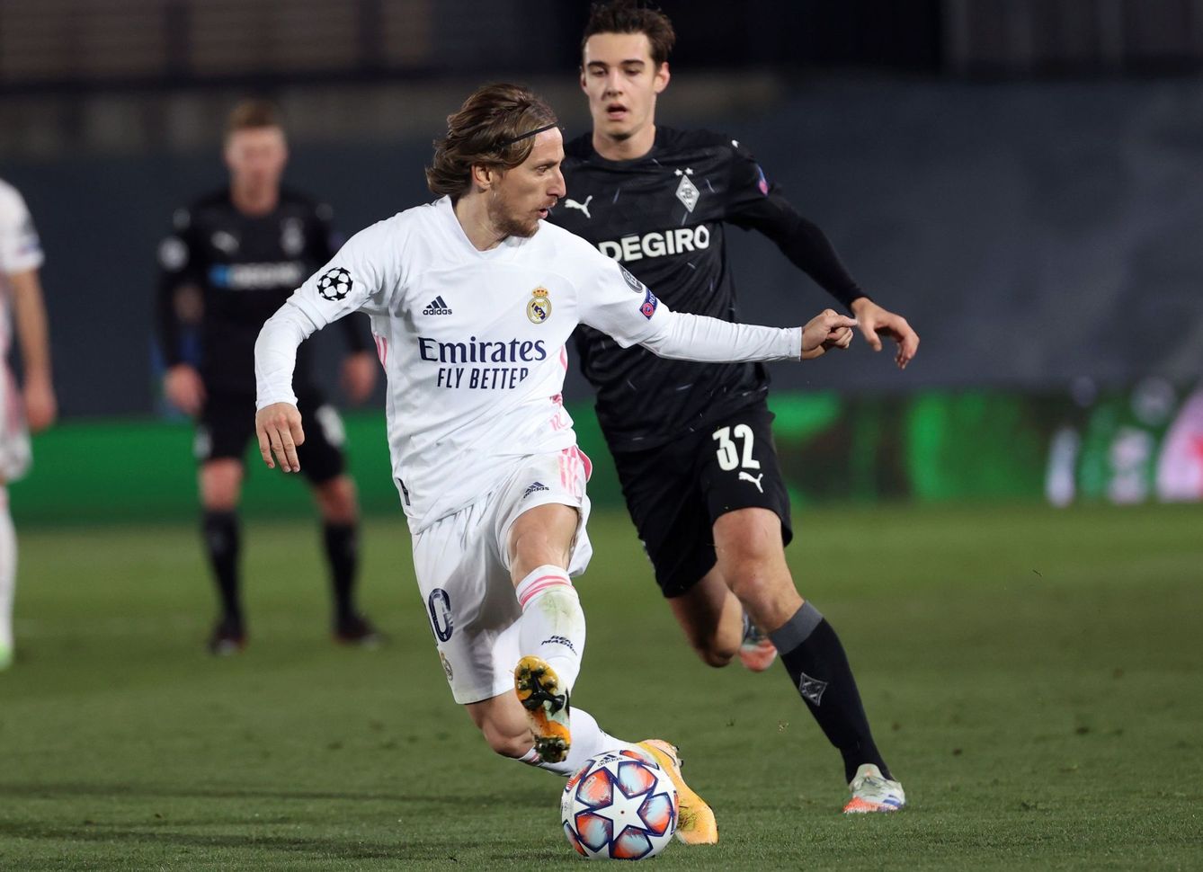 Luka Modric controla el balón ante el jugador del Borussia Florian Neuhaus. (Efe)