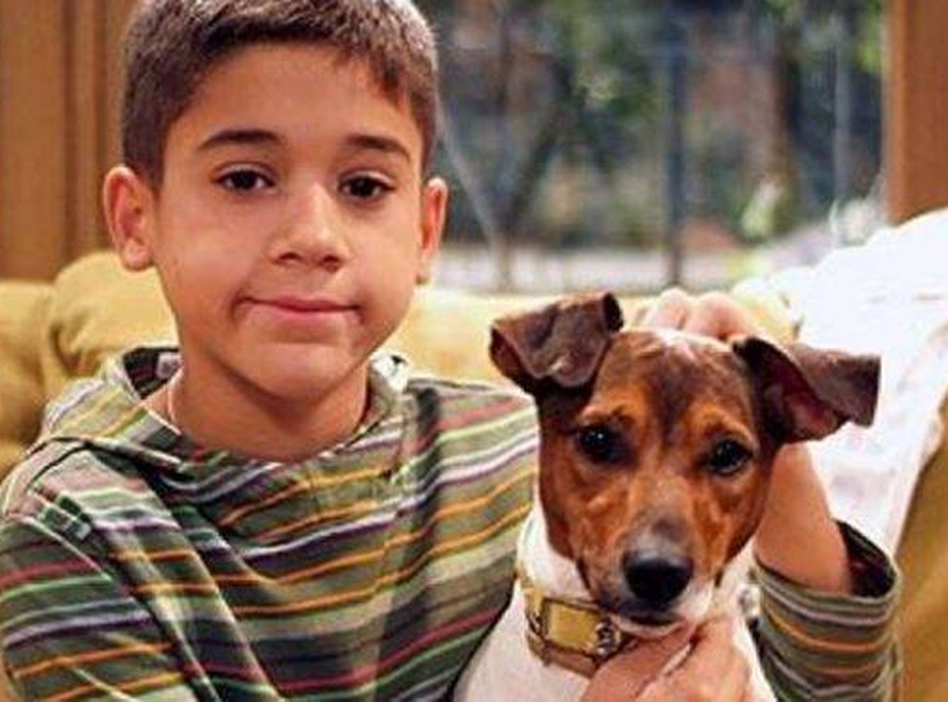 Curro en 'Los Serrano' y su perro 'Pepe'. (20minutos)