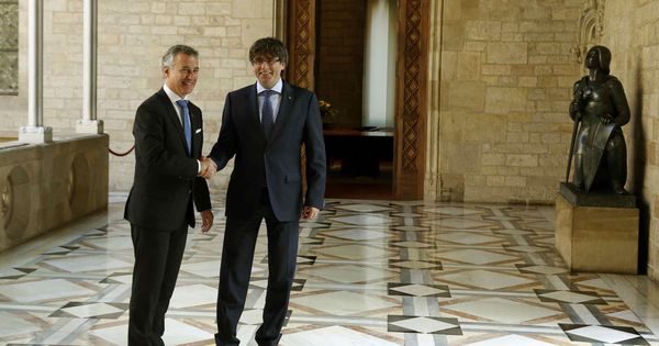Foto: Carles Puigdemont, y el 'lehendakari', Iñigo Urkullu, antes de la reunión que mantuvieron el pasado mes de junio en el Palau de la Generalitat. (EFE)