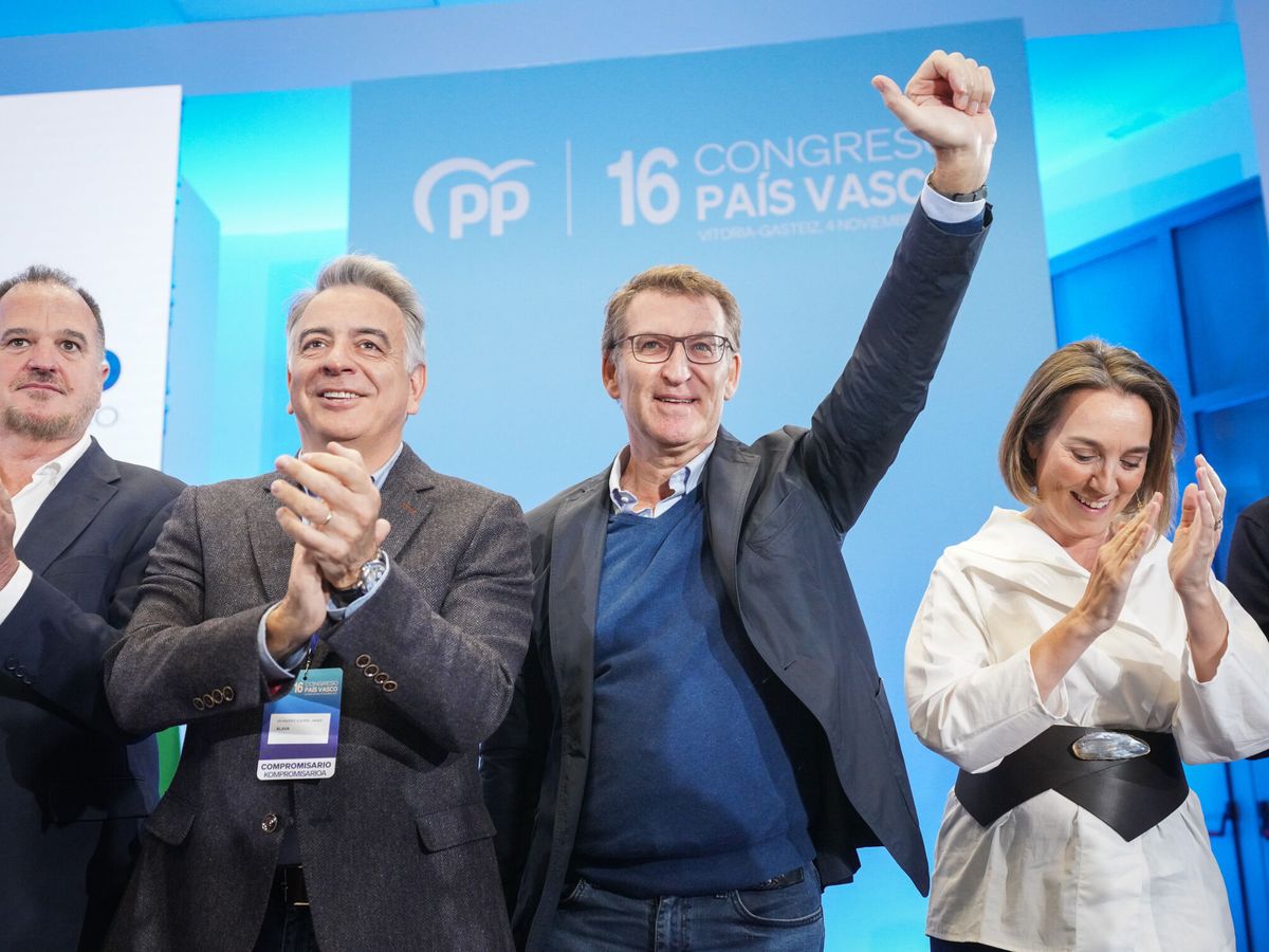 Foto: Iturgaiz, De Andrés, Feijóo y Gamarra, en el congreso del PP vasco. (Europa Press/Iñaki Berasaluce)