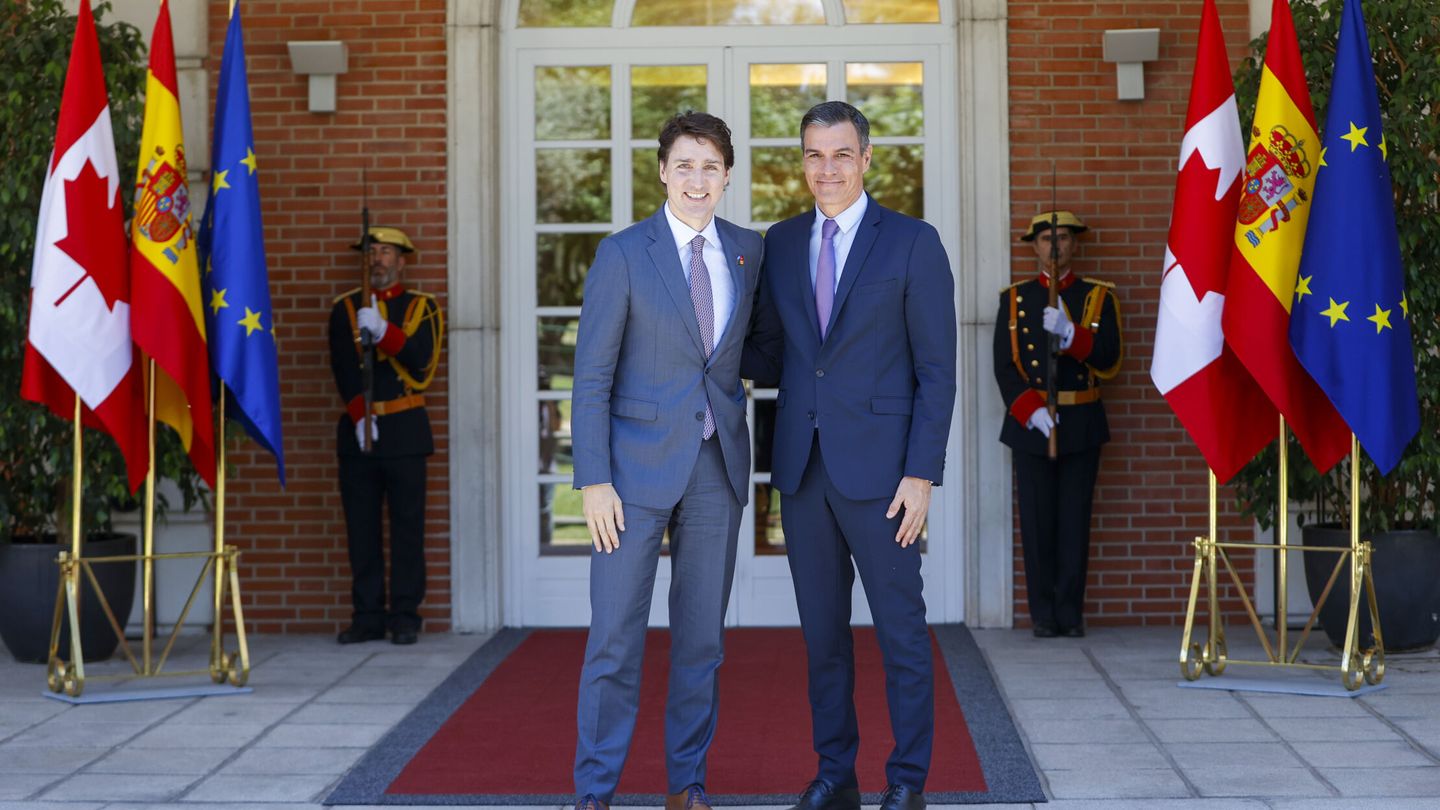 El presidente del Gobierno, Pedro Sánchez (d), saluda al primer ministro de Canadá, Justin Trudeau. (EFE/Mariscal)