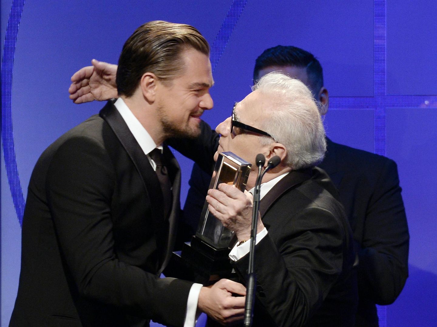 Martin Scorsese recibe el Cinematic Imagery Award de manos de Leonardo DiCaprio (Reuters)