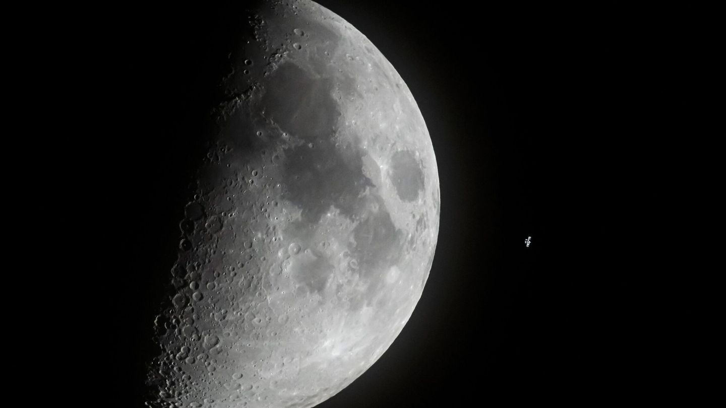 La ISS, frente a la Luna. (EFE)