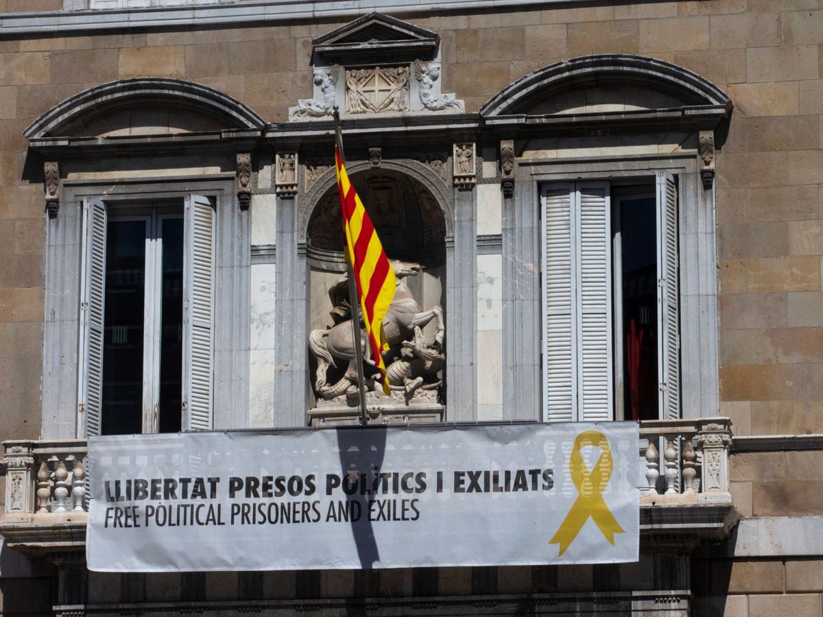Foto: Palau de la Generalitat con los lazos y la pancarta a favor de los presos. (EFE)