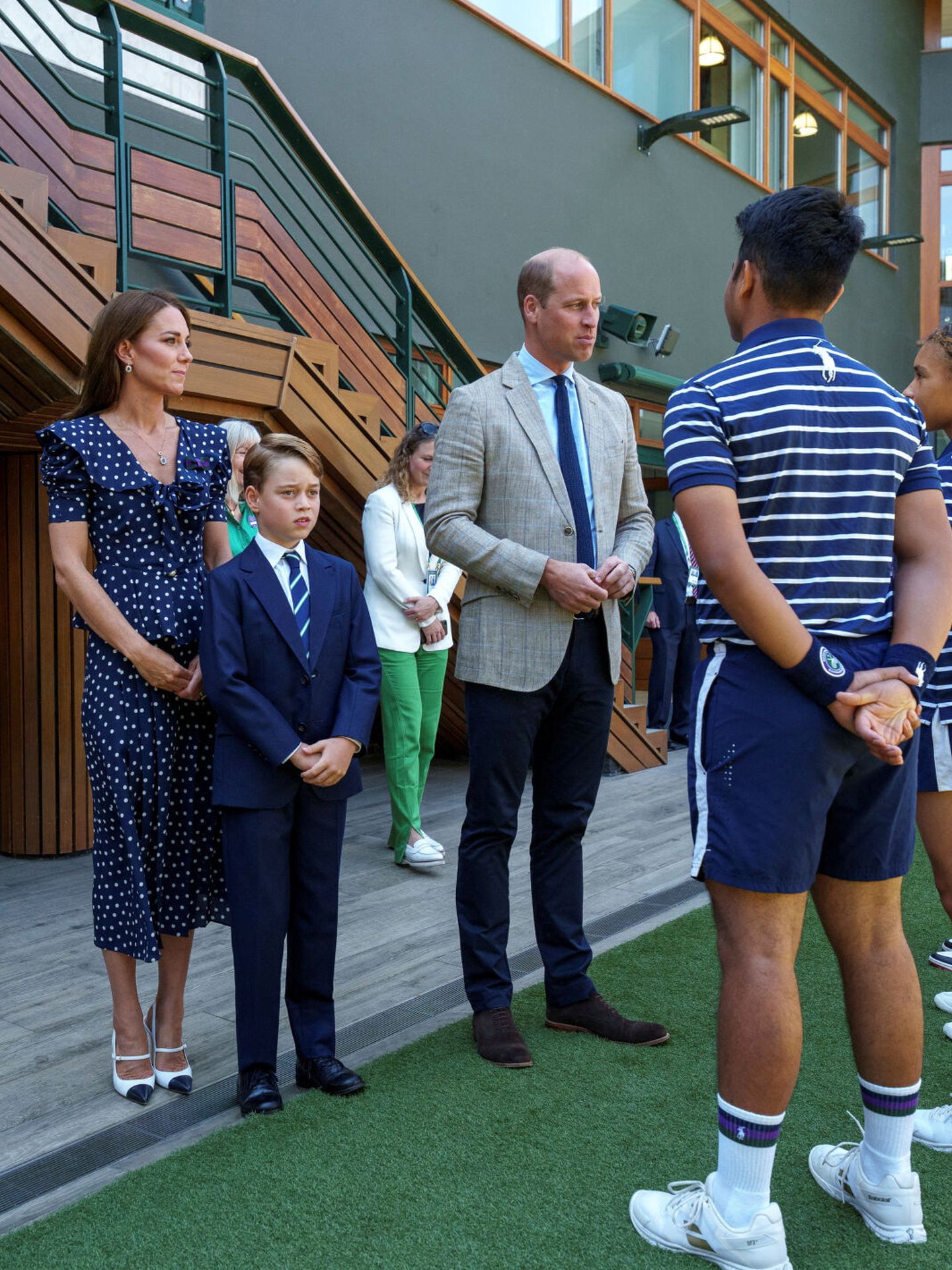 El príncipe George, un tanto acalorado en la final de Wimbledon junto a sus padres. (Reuters/Pool/Andrew Baker)